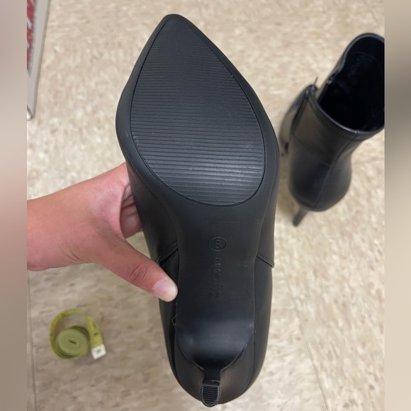 Gorgeous Pointed Toe Ankle Boots - Picture 4 of 8